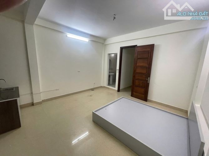 Cho thuê nhà nguyên căn ngõ 68 Cầu Giấy 35m x 5T, 4PKK giá 16 triệu, có ban công - 2