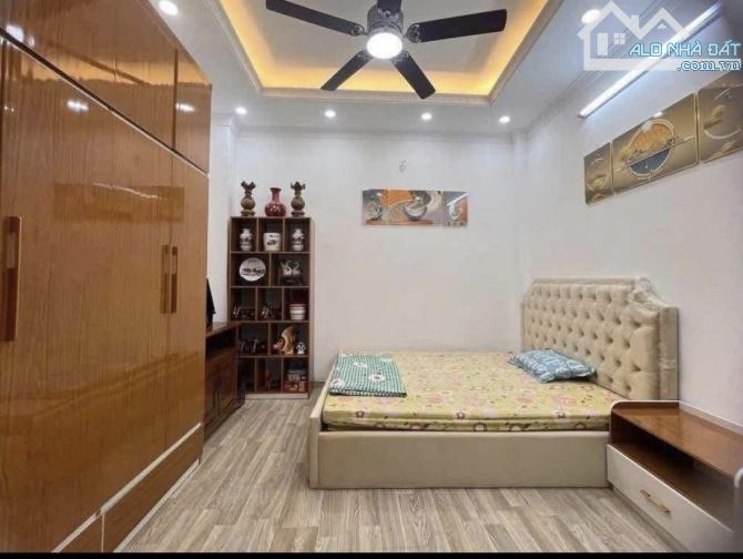 Nhà Đẹp Phố Trạm – 3 Bước Ra Chợ – 5 Tầng – Ngõ Nông – 40m² – Full Nội Thất – 7.45 Tỷ - 2
