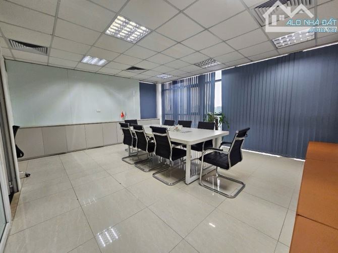 Nhô 29 tỷ cần bán tòa văn phòng mặt phố trung tâm Văn Quán view hồ hiếm nhất quận - 2