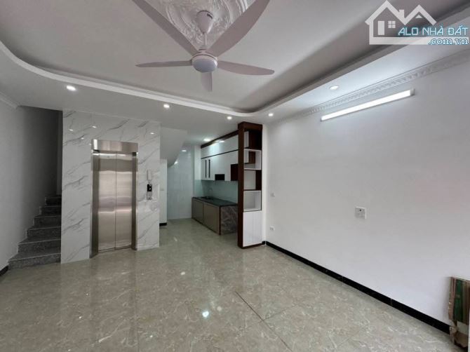 BÁN NHÀ LONG BIÊN GẦN AEON Mặt Tiền 5m DT 52m² X5 TẦNG – THANG MÁY – GARA Ô TÔ Nhỉnh 7 Tỷ. - 2