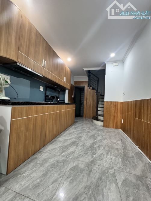 BÁN NHÀ ĐẸP 22M2 - 3 TẦNG + SÂN THƯỢNG- P10 -TÂN BÌNH 22M GIÁ 3 tỷ 6y - 2