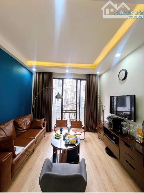 Nhanh chân . Hàng hiếm phố kim mã , ngõ to như phố . Ngõ thông . Sát phố . 40M. 18,5 tỷ - 2