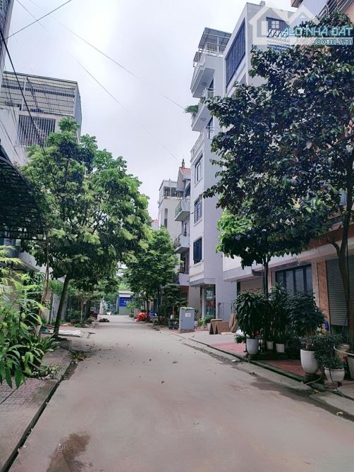 ĐẤT DƯƠNG NỘI 2 LÔ CẠNH NHAU - TỔNG 100M - MẶT 8M - NGAY TTTM - THẲNG RA LÊ TRỌNG TẤN - 2
