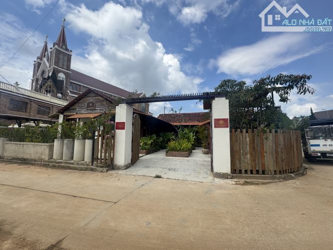 Bán lô đất 2 mặt tiền đường oto có sẵn nhà gỗ giá 13,5tỷ - 2