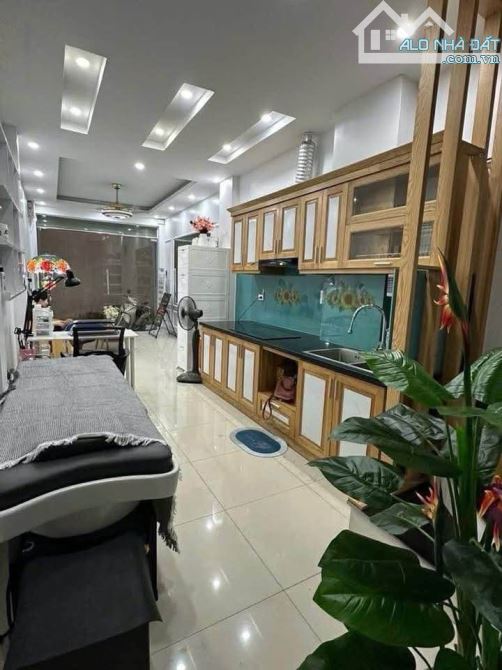 - Bán nhà đường Trần Cung, lô góc, sát phố, nội thất xịn sò, 37m2, 7.7 tỷ. - 2