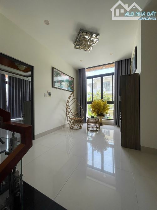Biệt thự 3 tầng lô góc 2 mặt đường Vũ Tôn Phan - 158m2 ngang 8,7m - dt 60tr tháng - 2