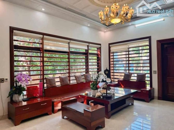 Diện tích: 192 m2, rộng 12m. Tổng diện tích sàn lên đến 360m2 👉 Hướng Tây Bắc 👉 Pháp lý: - 2