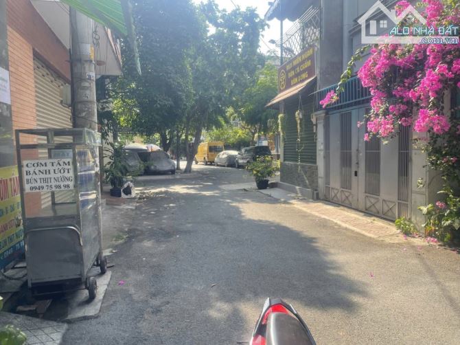 - NHÀ 2 MẶT HẺM GÒ DẦU TÂN QUÝ  TÂN PHÚ  XE TẢI RA VÔ - 3 TẦNG GIÁ 8,3 TỶ CÓ THƯƠNG LƯỢNG. - 2
