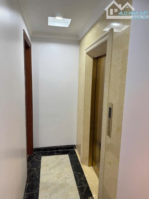 Nhỉnh 11 tỷ có ngay nhà Cầu Giấy lô góc, thang máy, ô tô, DT 37m, 7 tầng, MT4m - 2