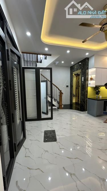 - Bán nhà đường Trần Cung, sát phố, nội thất xịn sò, 32m2, 9.5 tỷ. - 2