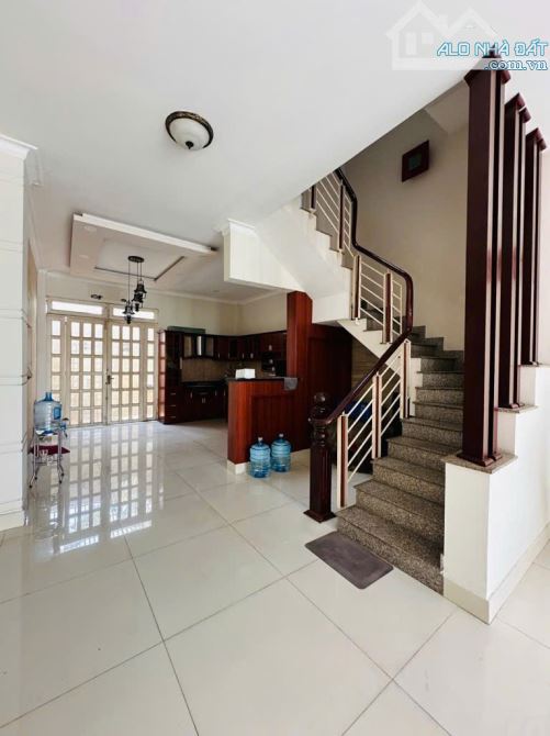 GẤP BÁN, DT 180M²(NGANG 10M), HẺM XE HƠI NGUYỄN DUY TRINH, PHÚ HỮU - 2