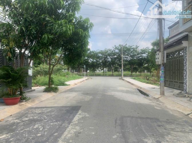 Hàng ngơp chính chủ bán gấp đất đường 12m, Giáp Hóc môn, DT 57,2m2,Giá chỉ 1ty1, Gần chSHR - 2