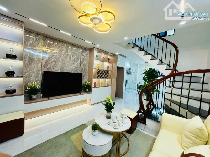 MẶT PHỐ TƯƠNG LAI - NHÀ ĐẸP MẶT NGÕ ĐƯỜNG LÁNG - VỊ TRÍ ĐẮC ĐỊA NHẤT KHU VỰC - 2