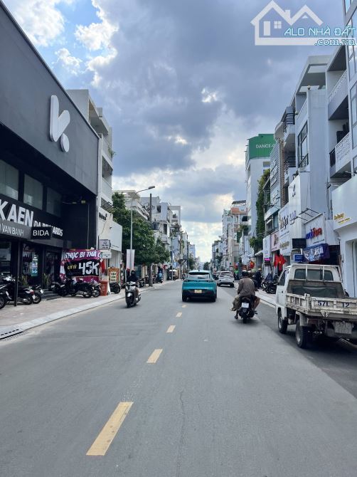 NGỘP NGÂN HÀNG BÁN GẤP TRONG THÁNG - MẶT TIỀN HUỲNH VĂN BÁNH - 57M2 - 3 TẦNG - 2