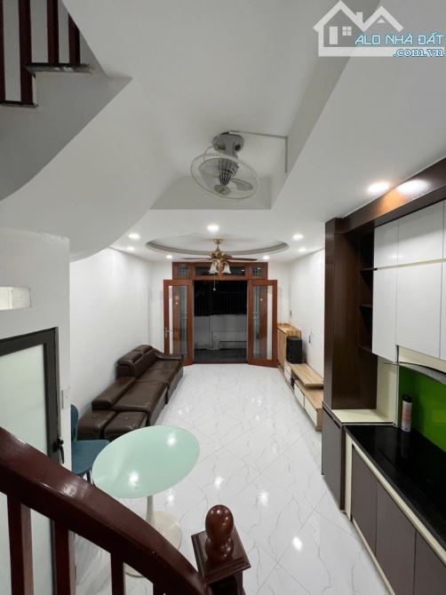 BÂN NHÀ NGÕ 479 LĨNH NAM - HOÀNG MAI ,40M2 X3T GIÁ HƠN 3 TỶ - 2