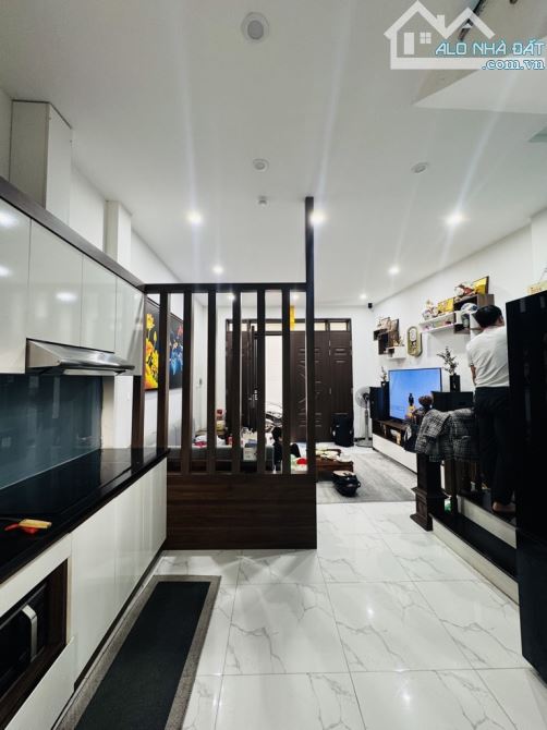 NHÀ MỚI KÍNH KOONG - Ô TÔ ĐỖ CỔNG 10M RA MẶT PHỐ PHƯƠNG CANH - NHÀ ĐẸP KHÁCH VỀ Ở NGAY. - 2