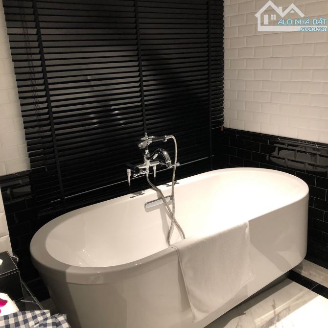 Bán khách sạn Phố cổ, mặt phố Hàng Bè, Cầu Gỗ 160m2, 11 tầng, 4 sao, tuyệt đẹp, 162 tỷ.