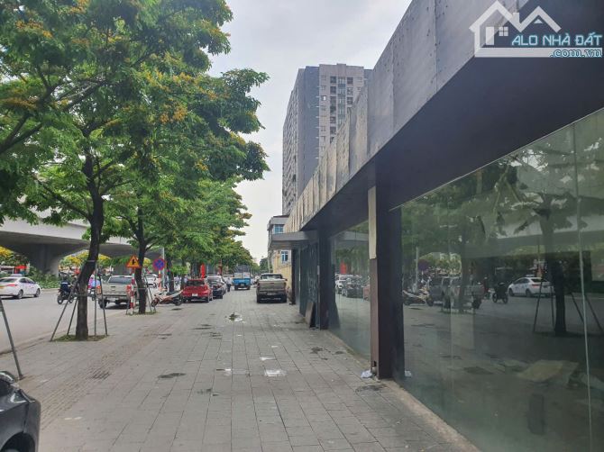Đất Mặt phố Phạm Văn Đồng 775m2, Mặt tiền 18m, lô góc, vỉa hè đá bóng, 324 triệu/m2 - 3