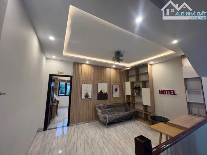 Bán tòa căn hộ 5 tầng, 9 phòng, dòng tiền 45 triệu/tháng, đường 15m Trường Sa. DT 100m2 - 3
