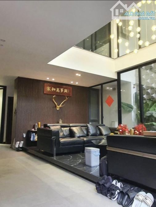 CẦN BÁN BIỆT THỰ PHỐ BỒ ĐỀ - VIEW HỒ - DIỆN TÍCH 180M² - GIÁ CHỈ 18 TỶ - 3