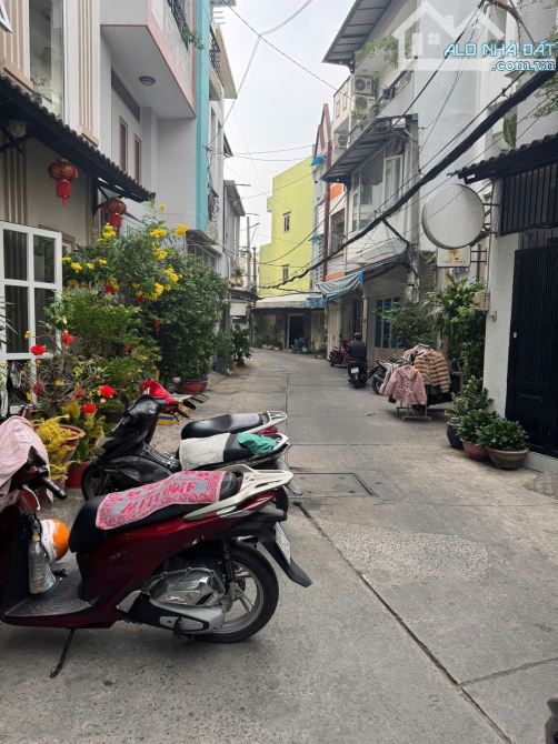 **Bán nhà p2, Tân Bình** hẻm Nguyễn Trọng Tuyển (4,3*10) 3 tầng - 6 tỷ - 3