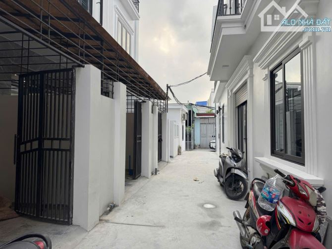 NHÀ 3 TẦNG - TRUNG TÂM ĐỒNG HOÀ - SÂN CỔNG RIÊNG - XÂY MỚI 100% - NGÕ Ô TÔ - BÌA HỒNG - 3