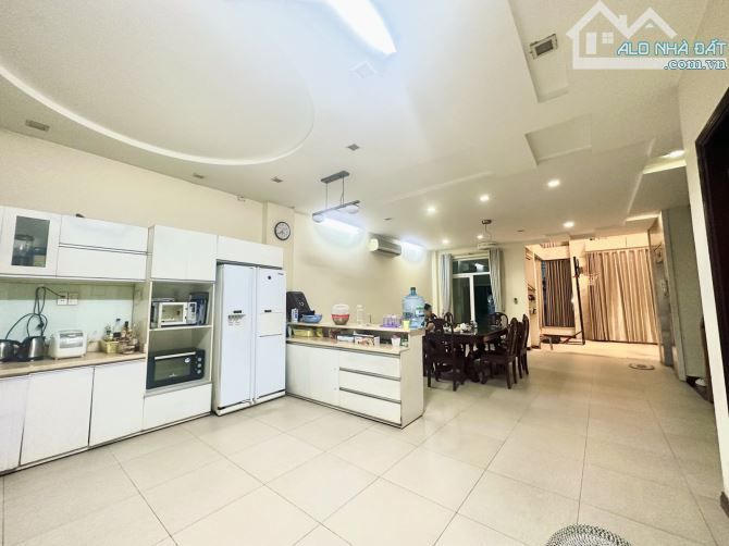 Bán Tòa Nhà Q.Phú Nhuận - 8,5x25m(CN: 209m2 - DTS: 898m2) Hầm+6 tầng - Gía: 35 tỷ - 3