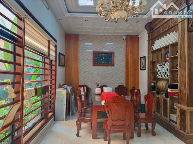 Diện tích: 192 m2, rộng 12m. Tổng diện tích sàn lên đến 360m2 👉 Hướng Tây Bắc 👉 Pháp lý: - 3