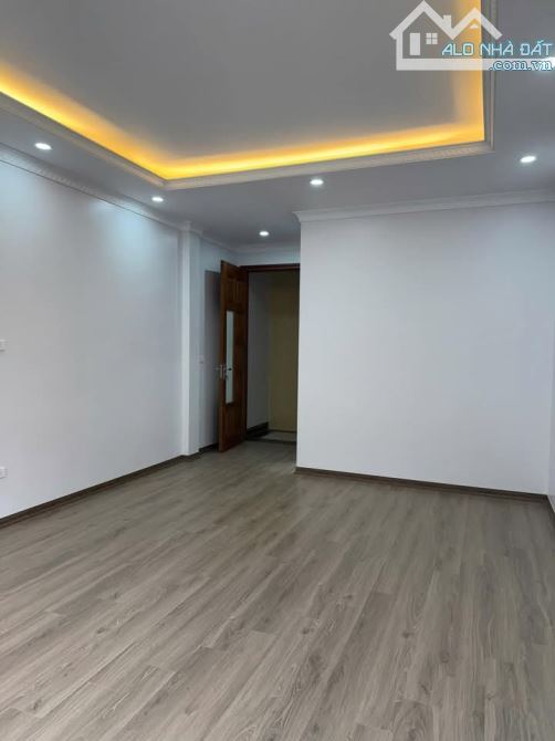 Nhỉnh 11 tỷ có ngay nhà Cầu Giấy lô góc, thang máy, ô tô, DT 37m, 7 tầng, MT4m - 3