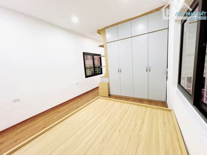 Cần bán căn hộ tập thể lô góc tại Kim Mã 65m2 chỉ 3 tỷ - 3