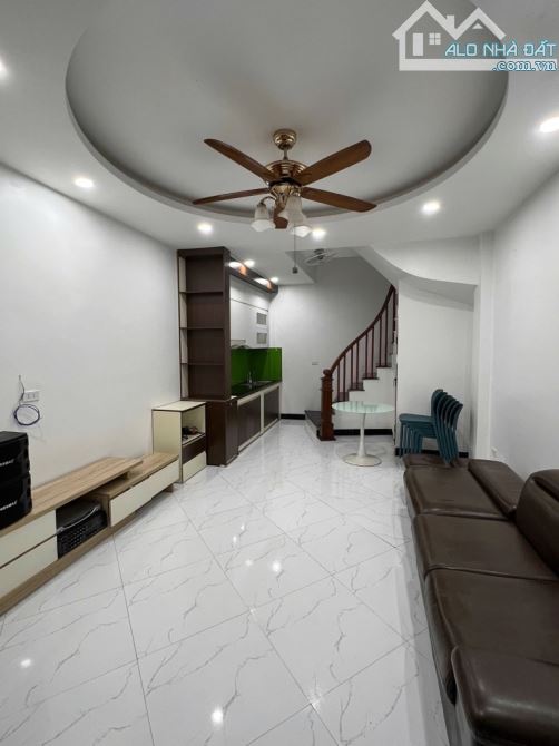 BÂN NHÀ NGÕ 479 LĨNH NAM - HOÀNG MAI ,40M2 X3T GIÁ HƠN 3 TỶ - 3
