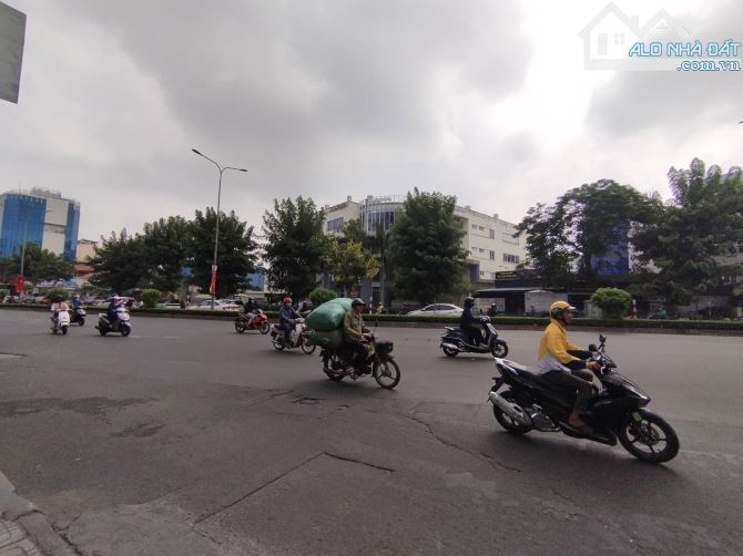 BÁN GẤP TRONG THÁNG ĐỂ ĐỊNH CƯ - ĐANG KHAI THÁC HƠN 200 TRIỆU/THÁNG -MẶT TIỀN CỘNG HOÀ - 3