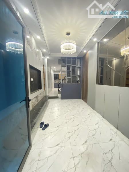 BÁN NHÀ THỊNH QUANG - ĐỐNG ĐA -NHÀ MỚI ĐẸP - 2 THOÁNG - CHỈ VIỆC XÁCH VALI VỀ Ở- TRUNG TÂM - 4