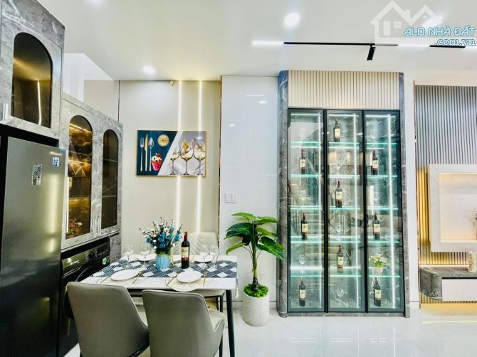 Mua ngay căn nhà 2 tầng ngay nhà Nguyễn Thiện Thuật, Quận 3. Giá: 4 Tỷ 220 / 52.9m2. SHR - 4