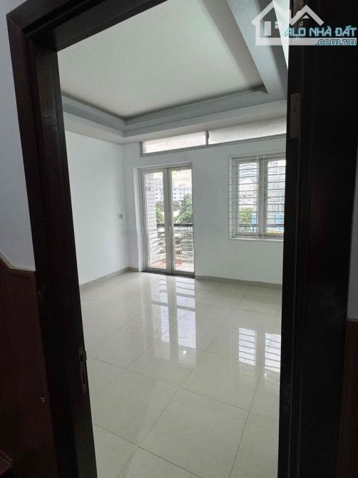 Nhà mặt tiền Nguyễn Thái Bình, DT 4,5 x 16, trệt 3 lầu, 6pn, 5wc, giá 29 tr - 4