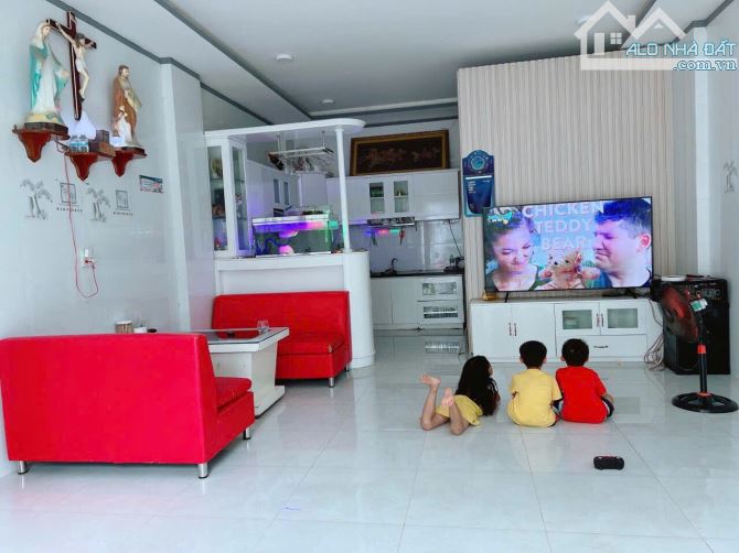 BÁN NHÀ CẤP 3- NỘI BỘ ĐƯỜNG HÀN THUYÊN - P. LẠC ĐẠO - TP. PHAN THIẾT.  - Diện tích: 60 m2 - 4