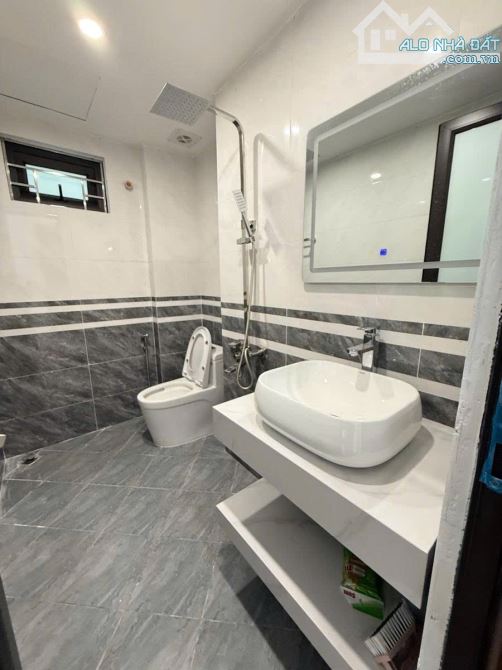 Bán nhà Đội Cấn, gần phố, lô góc, thang máy: 41m2, 5T, MT 4m - 4
