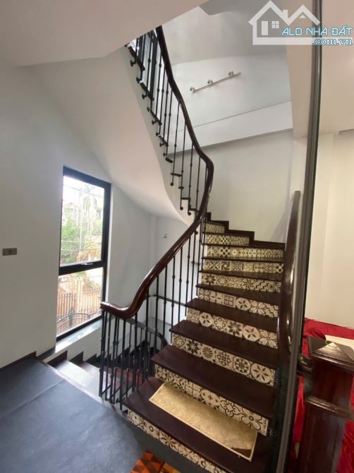Bán nhà Nguyễn Văn Cừ - 45m2 - oto vào nhà - lô góc - 5 tầng - khu vip nhất quận - ở sướng - 4