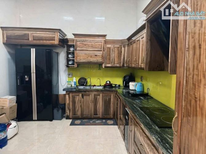 Diện tích: 192 m2, rộng 12m. Tổng diện tích sàn lên đến 360m2 👉 Hướng Tây Bắc 👉 Pháp lý: - 4