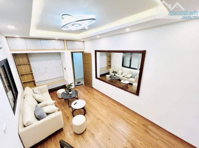 Cần bán căn hộ tập thể lô góc tại Kim Mã 65m2 chỉ 3 tỷ - 4