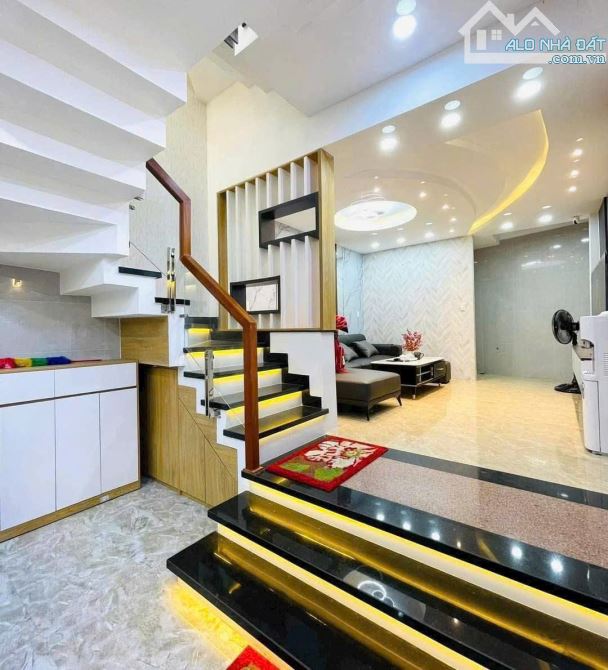 4 tỷ còn 3 tỷ 750. Bán nhà 60m² gần hồ bơi Vân Đồn. Xây 1 trệt lửng 3 lầu, hẻm 6m. Sổ sẵn - 4