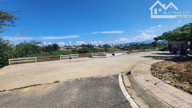 Hai mặt thoáng, view sông, đường nhựa, chưa tới 2Ty - 3