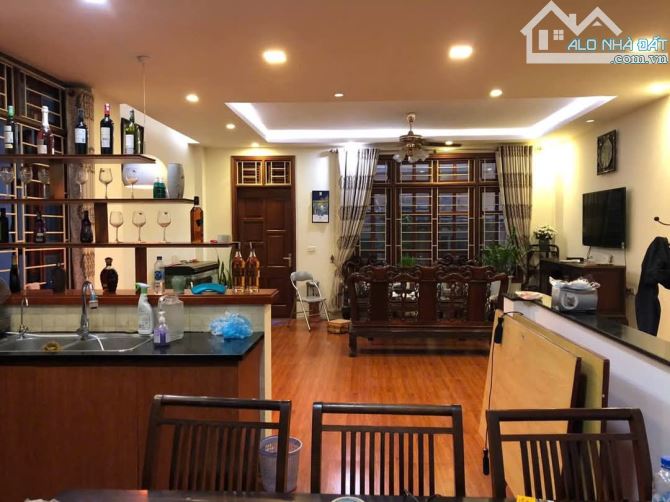 Lô góc, mặt ngõ Nguyễn Trãi, 25m ra phố, oto tránh, kdoanh siêu tốt, sổ 61m2. Giá 23.2 tỷ - 5
