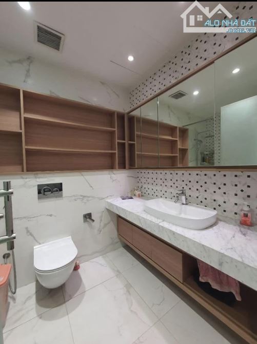 CẦN BÁN BIỆT THỰ PHỐ BỒ ĐỀ - VIEW HỒ - DIỆN TÍCH 180M² - GIÁ CHỈ 18 TỶ - 5
