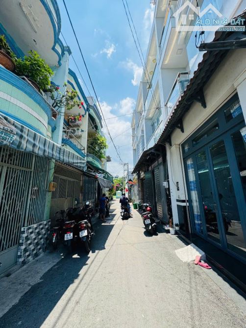 Nhà Hẻm Ô tô Đường Chiến Lược, 3 Lầu, 3 P.Ngủ, Sổ Hồng Hoàn Công đầy đủ - 5.6 tỷ (T.Lượng) - 5
