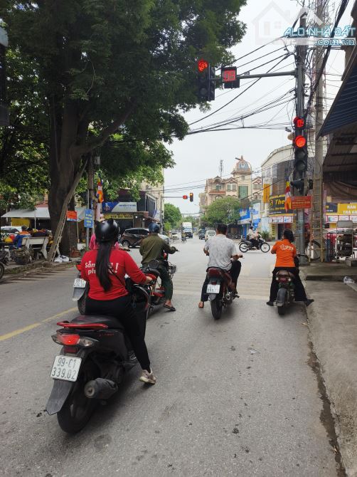 Diện tích: 192 m2, rộng 12m. Tổng diện tích sàn lên đến 360m2 👉 Hướng Tây Bắc 👉 Pháp lý: - 5