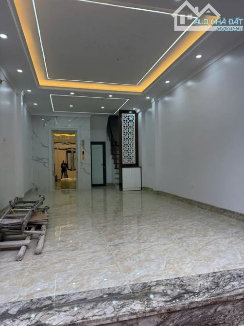 Nhỉnh 11 tỷ có ngay nhà Cầu Giấy lô góc, thang máy, ô tô, DT 37m, 7 tầng, MT4m - 5