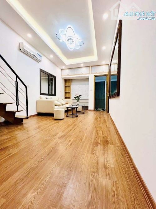 Cần bán căn hộ tập thể lô góc tại Kim Mã 65m2 chỉ 3 tỷ - 5