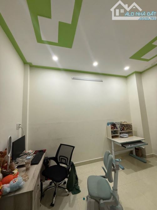NGAY 1/ CHIẾN LƯỢC - HẺM XE TẢI - 3 TẦNG BTCT - 56M2 - 5.X TỶ - 5