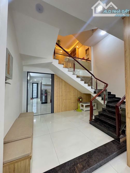 Bán tòa căn hộ 5 tầng, 9 phòng, dòng tiền 45 triệu/tháng, đường 15m Trường Sa. DT 100m2 - 6